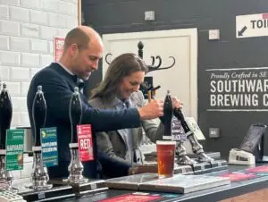 ФОТО+ВИДЕО | Несекојдневна глетка: Кејт Мидлтон мешаше пиво во паб во Лондон, принцот Вилијам откри дека сака сидер