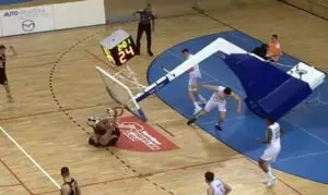 Неверојатна сцена во Хрватска – се урна кош при забивање (видео)