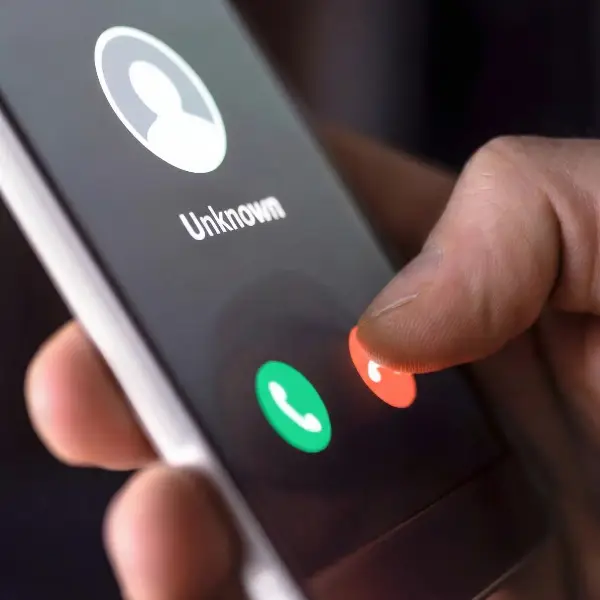 Како да препознаете лажни повици (и да ги избегнете)