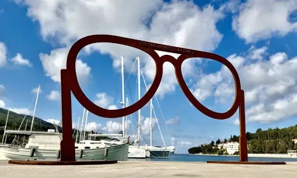 Вела Лука низ очите на Оливер: Уметничка инсталација во чест на музичка легенда