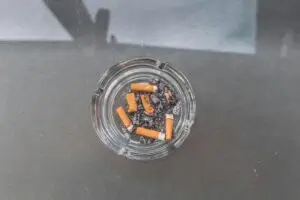 Ослободете се од непријатниот мирис на цигари од вашиот дом со помош на една состојка која ја имате дома