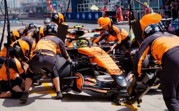 Возачите на Мекларен, Норис и Пјастри, не успеаја да ја започнат Големата награда на Кина во Формула 1