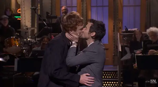 (Видео) Хари Стајлс им одговори бакна маж во живо