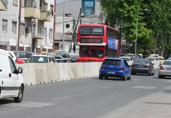 Загина 18-годишен мотоциклист во Чаир по судар со два автомобили