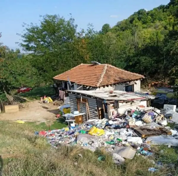 Викендица на Тумбе Кафе во Битола се претвора во дива депонија