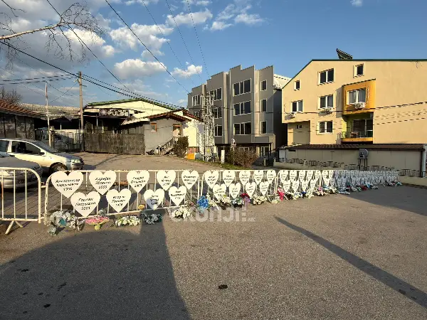 Пред “Пулс” се поставени 63 срциња со имињата на жртвите, под нив цвеќиња во знак на почит и сеќавање