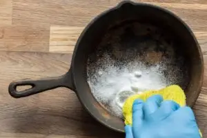 ВИДЕО | Светнато тавче само со една состојка: Лесно го реши проблемот што ги мачи многу домаќинки