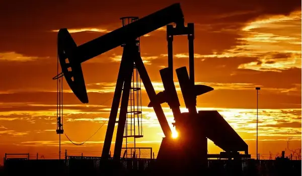 Цената на нафтата достигна речиси 105 долари за барел