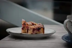 Рецепт за колач со разнобојно овошје направен со тесто за палачинки