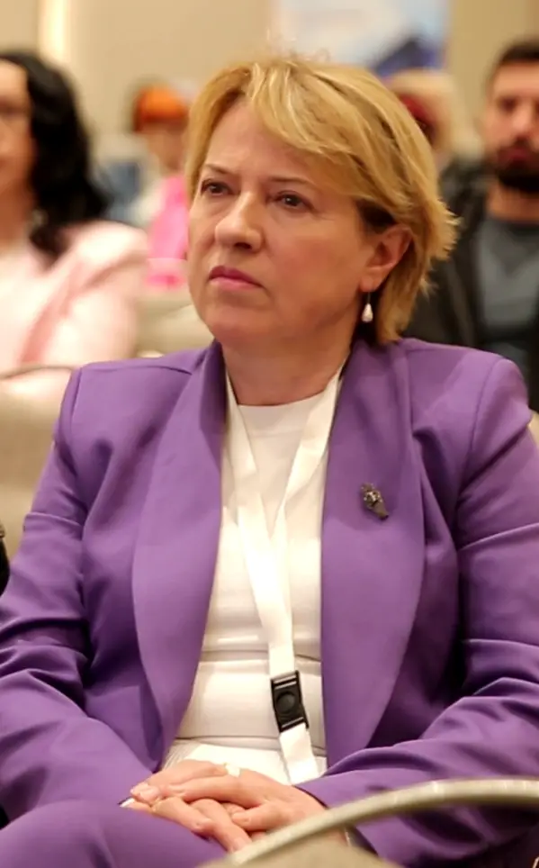 Девојките уште од млади треба да знаат дека силната менструална болка не е нормална, туку е сигнал да се побара помош од гинеколог