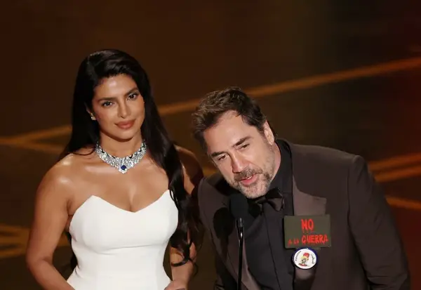 Хавиер Бардем со беџ на Оскарите кој го носеше пред 23 години