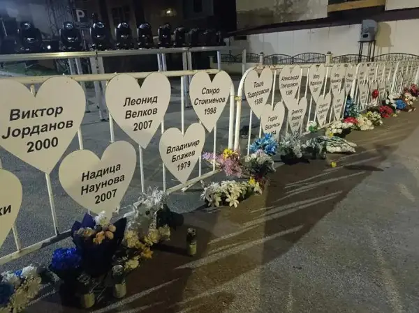 ФОТО: Со минута молк, во 2 часот и 32 минути, оддадена почит во спомен на трагично загинатите во пожарот во Кочани