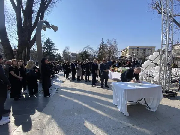 ВИЗУЕЛЕН СПОМЕНИК НА НЕДОВРШЕНИТЕ СОНИШТА: Симболична инсталација „63 бели столчиња – 63 животи“ за загинатите во Пулс