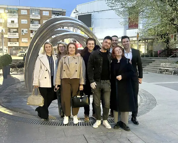 Гитаристот на ДНК се сретна со персоналот од болницата „Папаниколау“ што го лекуваше по трагедијата во Кочани: Бескрајно им благодарам