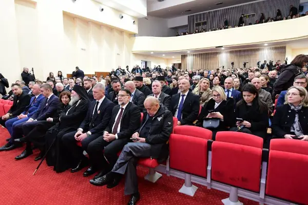 Молитва за упокоените, гласна тишина и шеесет и три столчиња во Паркот на револуцијата во Кочани