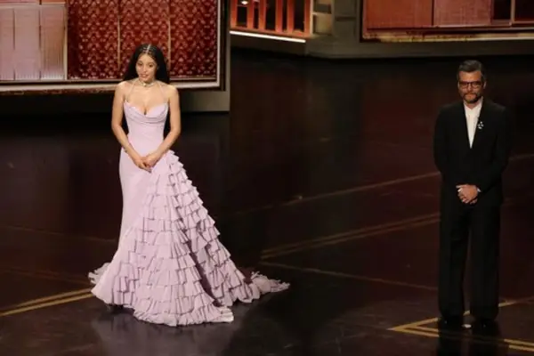 Фото: Таа го освои Оскарот, но „фустанот“ ремек дело правен 750 часа  ја украде целата слава!