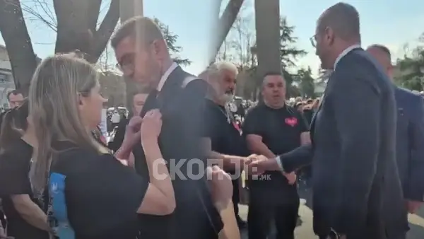 ФОТО: Мајка на загината во „Пулс“ на Мицкоски му закачи беџ со скршено срце