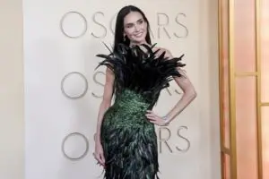 ФОТО | Деми Мур го покори црвениот тепих на Оскарите во драматичен фустан со пердуви