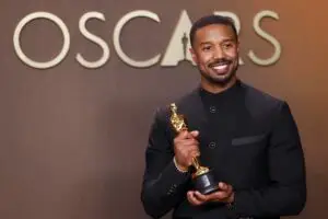 ВИДЕО | Во едната рака Оскар, во другата хамбургер: Мајкл Б. Џордан покажа како слават ѕвездите