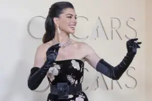 ВИДЕО | Ен Хатавеј на Оскарите се појави со „ново лице“, а многумина се прашуваат само едно – зошто?