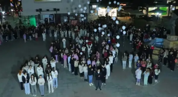 Кумановци вечерва на градскиот плоштад им оддадоа почит на загинатите од пожарот во дискотеката „Пулс“ во Кочани