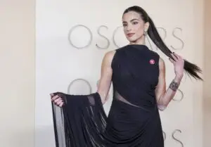 ВИДЕО | Зошто ѕвездите на Оскарите 2026 носеа црвени значки со бел гулаб?