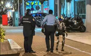 ВИДЕО | Полиција „уапси“ робот – исплашил 70-годишна жена која завршила во болница