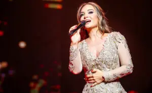 „Докторки од публиката му пружија прва помош на сцената“: Јелена Томашевиќ првпат во јавност откако се сруши на настап