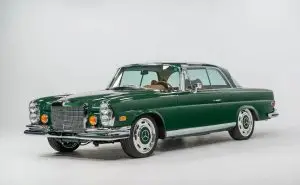 Mercedes 280SE со AMG V8 е малку поинаков рестомод