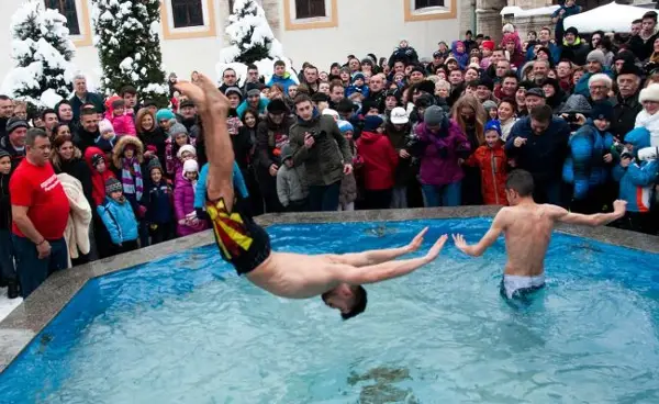 ПРАЗНИКОТ ВОДИЦИ НИЗ 162 ФОТОГРАФИИ СНИМЕНИ ИЗМИНАТИВЕ 24 ГОДИНИ НА ИЗЛОЖБА ОД ЗОРАН АНДОНОВ ВО ТЕТОВО