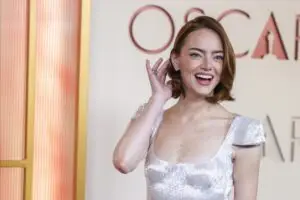 (ФОТО) Ремек-дело на црвениот тепих: Фустанот на Ема Стоун се изработувал 600 часа