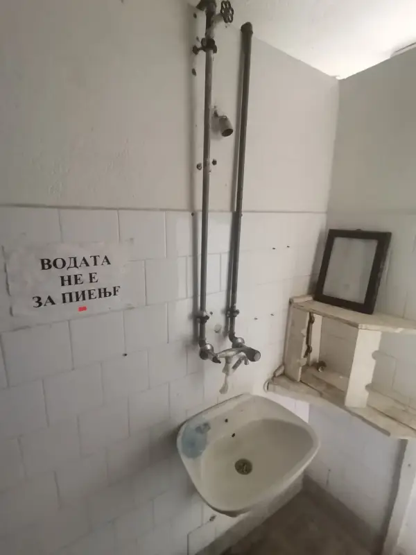 „Лебарки по лебот, руини од минатиот век“: Синдикатот oбвинува дека состојбата во армиските објекти е катастрофална