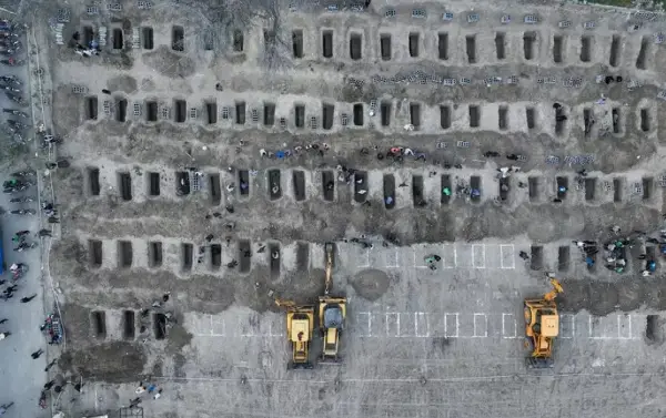 Сликата на гробовите за девојчињата убиени во Минаб е вистинска. Вештачката интелигенција вели – не