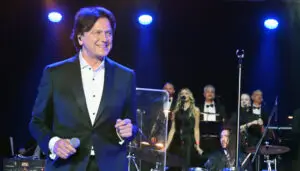 ВИДЕО | Здравко Чолиќ и понатаму доминира на сцената, музичката легенда објави нова песна и спот снимен во Венеција