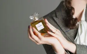 Лекар предупредува дека нанесувањето парфем на вратот може да биде опасно