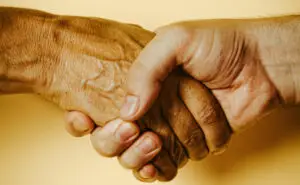 Стисокот на дланките може точно да ја предвиди должината на животот кај старите лица