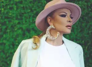 Интервју со пејачката Елена Велевска: Животот не е секогаш розов, но јас ја знам мојата вредност