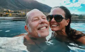 ФОТО | Фронтменот на „Металика“ ја запроси партнерката додека пливаа со ајкули: „Рече да!“