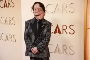 Од тешко детство до црвениот тепих на Оскарите: Актерот Адам Пирсон ги поместува границите во Холивуд