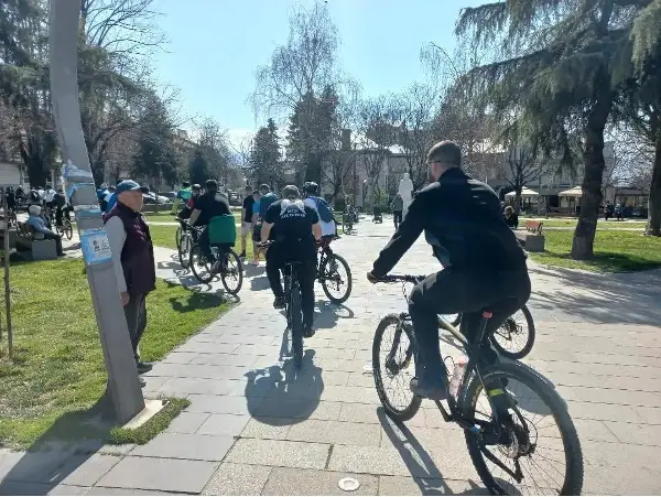На велосипед во сеќавање на жртвите и за поддршка на повредените во Пулс