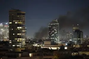 Дожд од ракети со касетни боеви глави го поплави Тел Авив — Иран се одмаздува за Лариџани