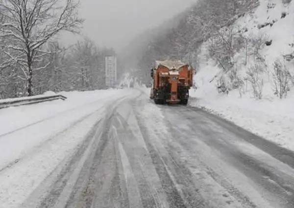 НА ПРАГОТ ОД ПРОЛЕТТА СЕ ПОВРАТИ ЗИМАТА: Слаби врнежи од снег на Попова Шапка и Крушево и на превоите Стража, Буково и Ѓавато