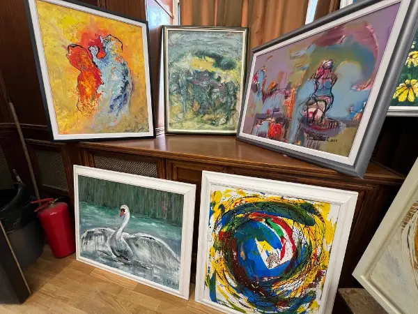 Клиниката за гастроентерохепатологија доби донација од 30 уметнички дела од реномирани и млади уметници