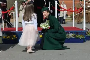 ВИДЕО | Тригодишно девојче скокна на Кејт Мидлтон, нејзината реакција веднаш стана хит!