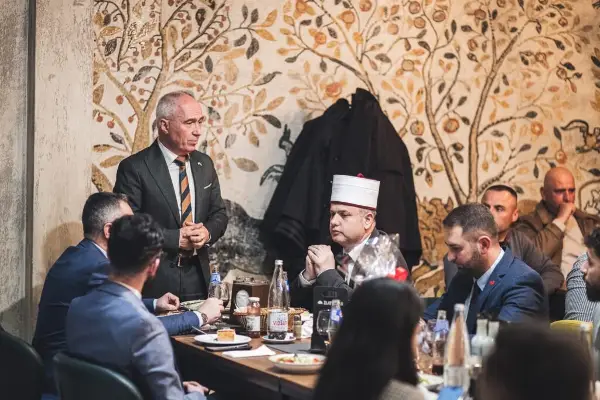 ИФТАРСКА ВЕЧЕРА ОРГАНИЗИРАНА ОД ГРАДОНАЧАЛНИКОТ КОЊАНОВСКИ