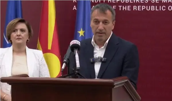 Беџети се пожали дека добивал СМС-пораки од Собранието само на македонски јазик