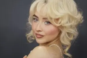 Ја исмеваше поради висината, таа му возврати со два збора – одговорот на Сабрина Карпентер стана вирален