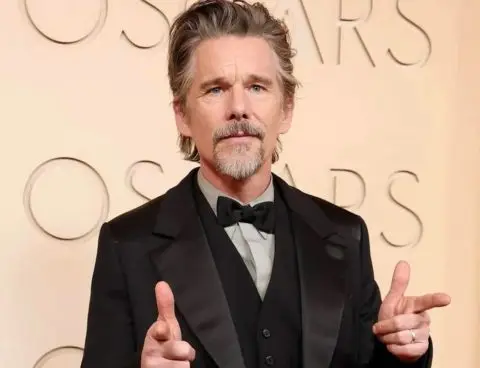 Актерот Итан Хоук го критикува однесувањето на младите во киносалите: Зјапаат во своите телефони и „скролаат“