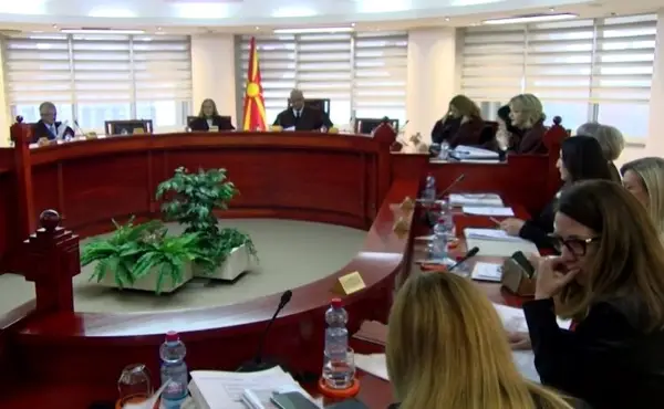 УСТАВНИОТ СУД КОНТРА СТЕВО ПЕНДАРОВСКИ Неточни и несоодветни се неговите наводи за Законот за употребата на јазиците