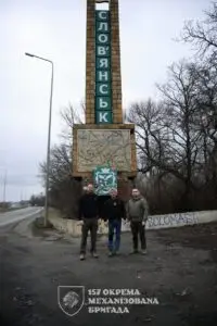 ФОТО | Шон Пен ја посети украинската моторизирана бригада на 20 километри од фронтот